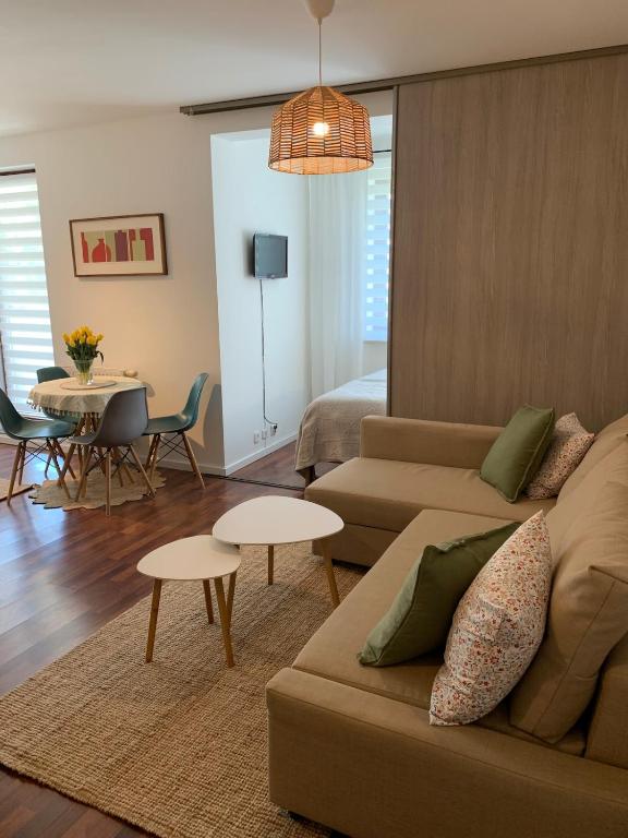 a living room with a couch and a table at Apartament Ogrodowa in Bielany Wrocławskie