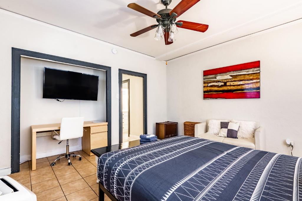 a bedroom with a bed and a ceiling fan at Casa Bonita Apartments in Long Beach