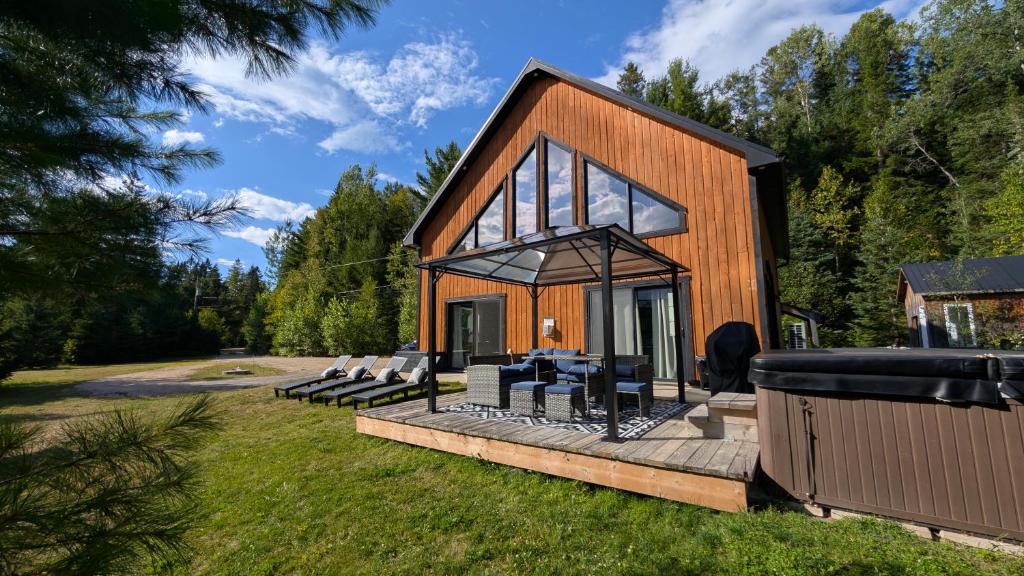 Сад в River Lodge Chalet - Private - SPA - AC - Pet Friendly