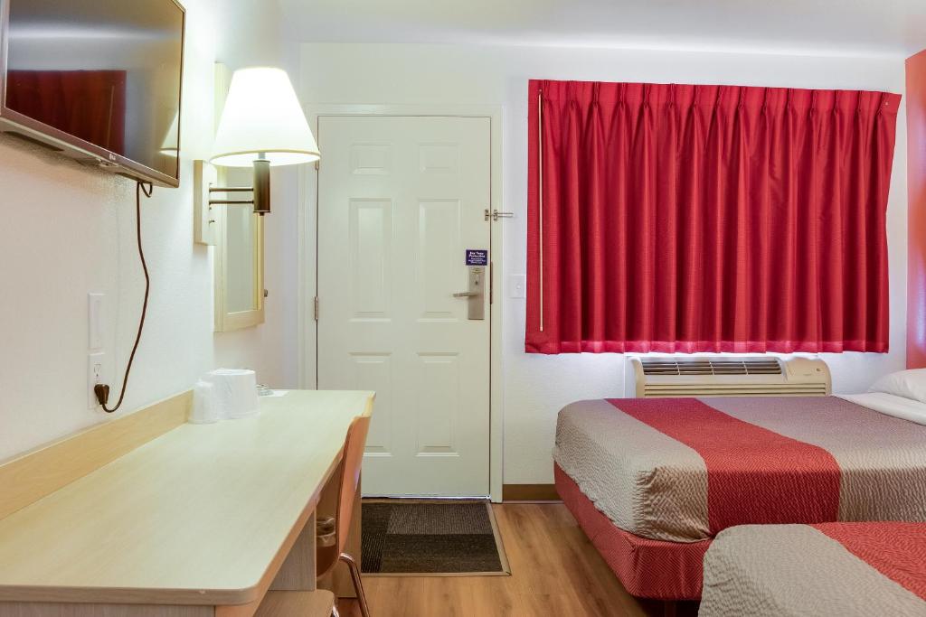 Postel nebo postele na pokoji v ubytování Motel 6-Kelso, WA - Mt. St. Helens