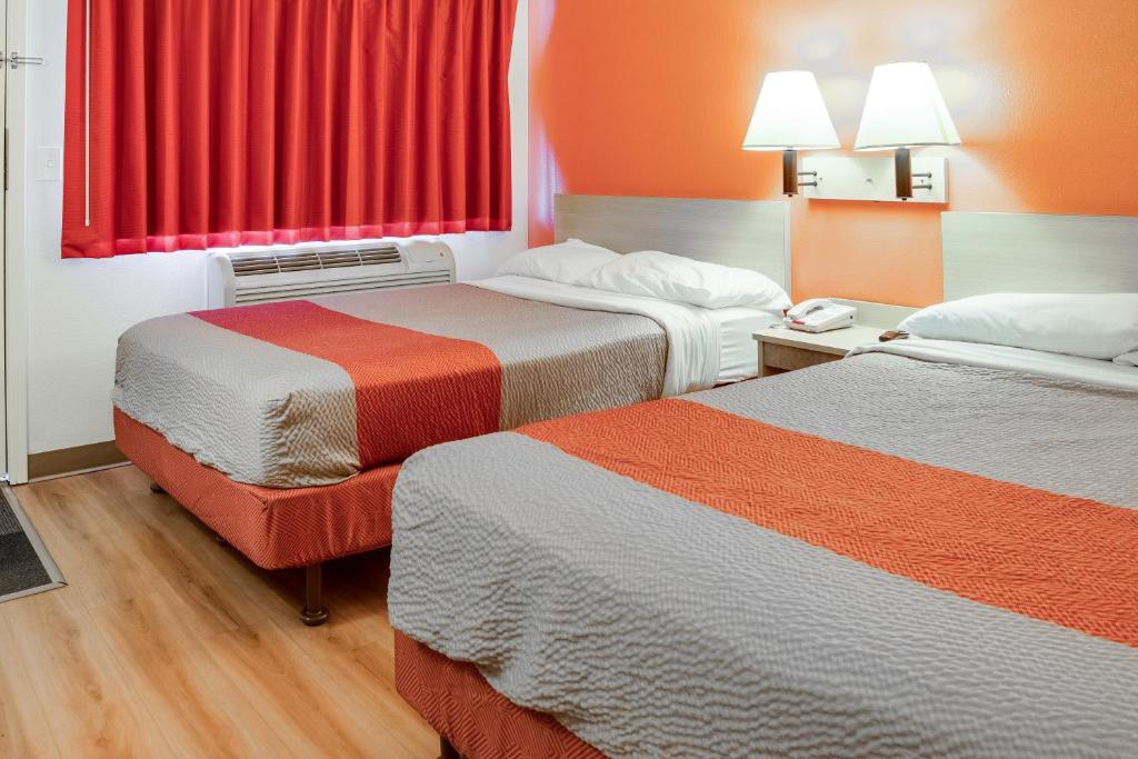 Postel nebo postele na pokoji v ubytování Motel 6-Kelso, WA - Mt. St. Helens