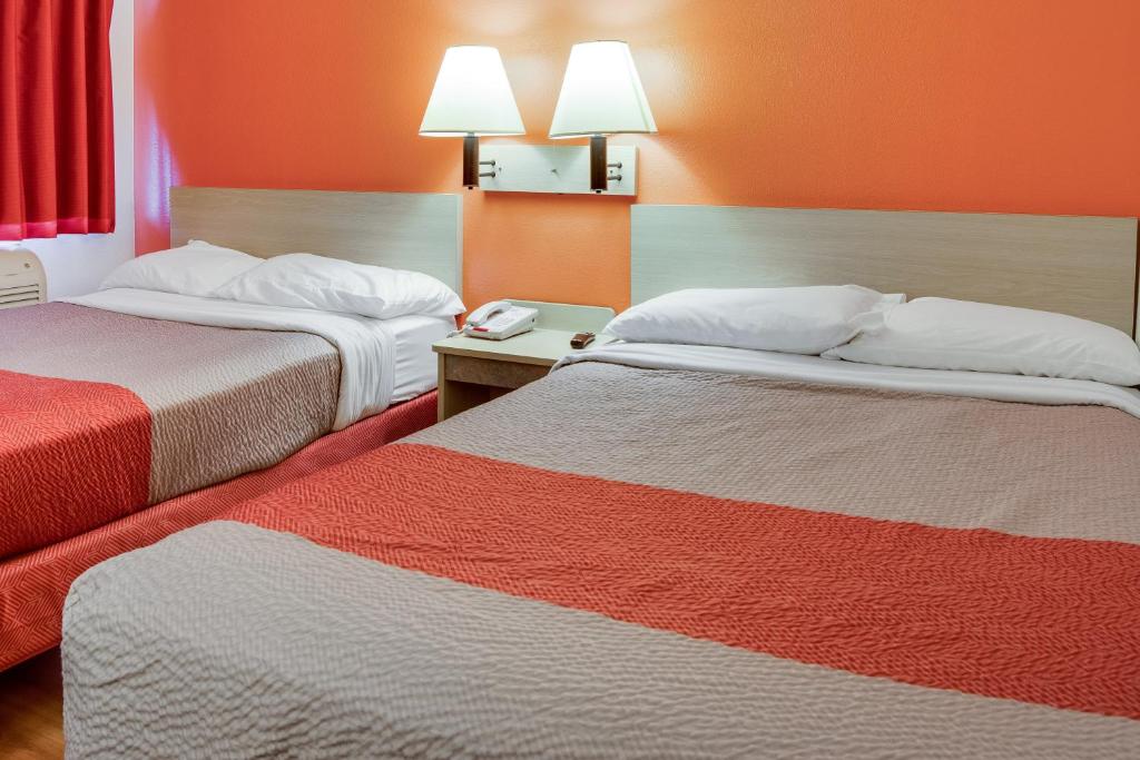 Postel nebo postele na pokoji v ubytování Motel 6-Kelso, WA - Mt. St. Helens