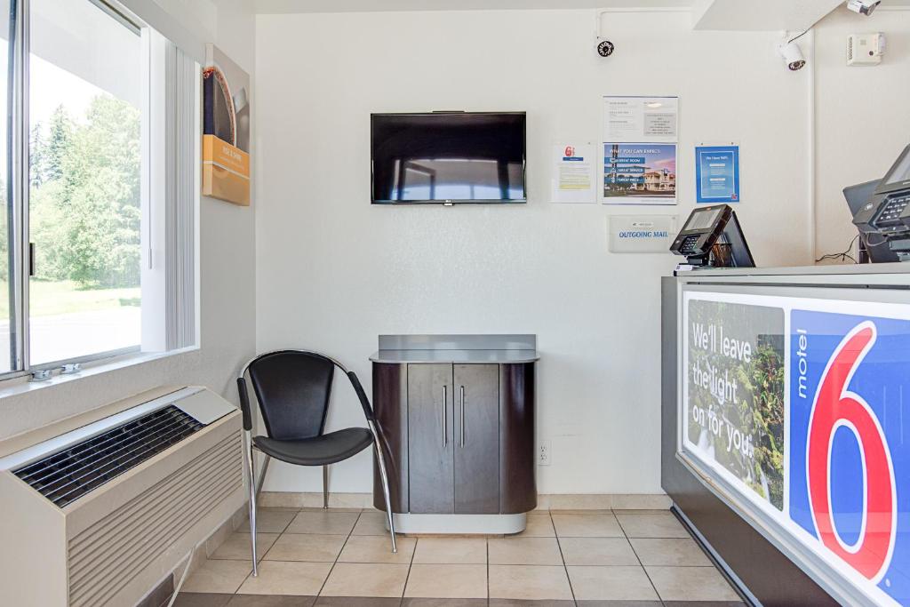 TV a/nebo společenská místnost v ubytování Motel 6-Kelso, WA - Mt. St. Helens