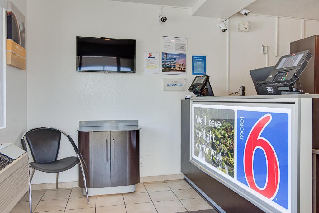 TV a/nebo společenská místnost v ubytování Motel 6-Kelso, WA - Mt. St. Helens