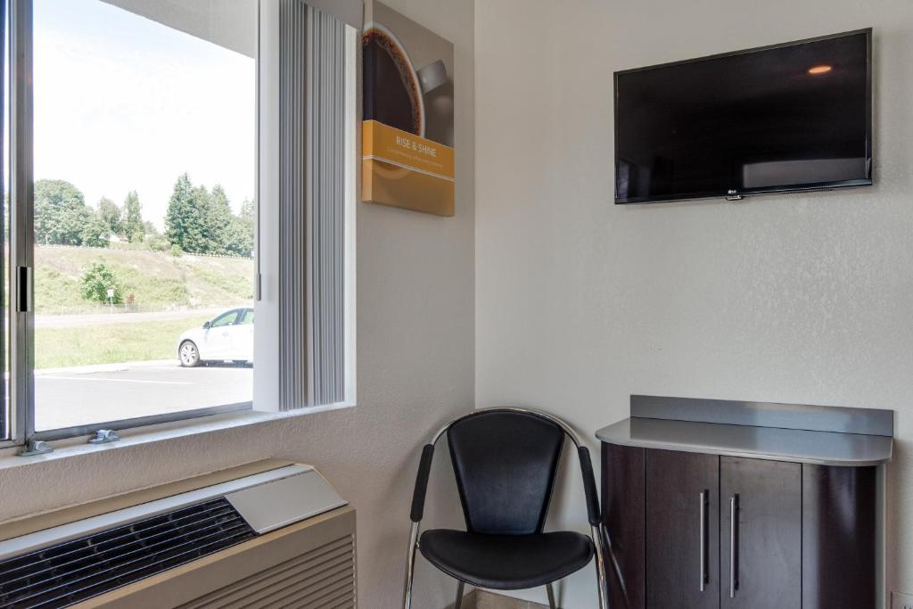 TV a/nebo společenská místnost v ubytování Motel 6-Kelso, WA - Mt. St. Helens