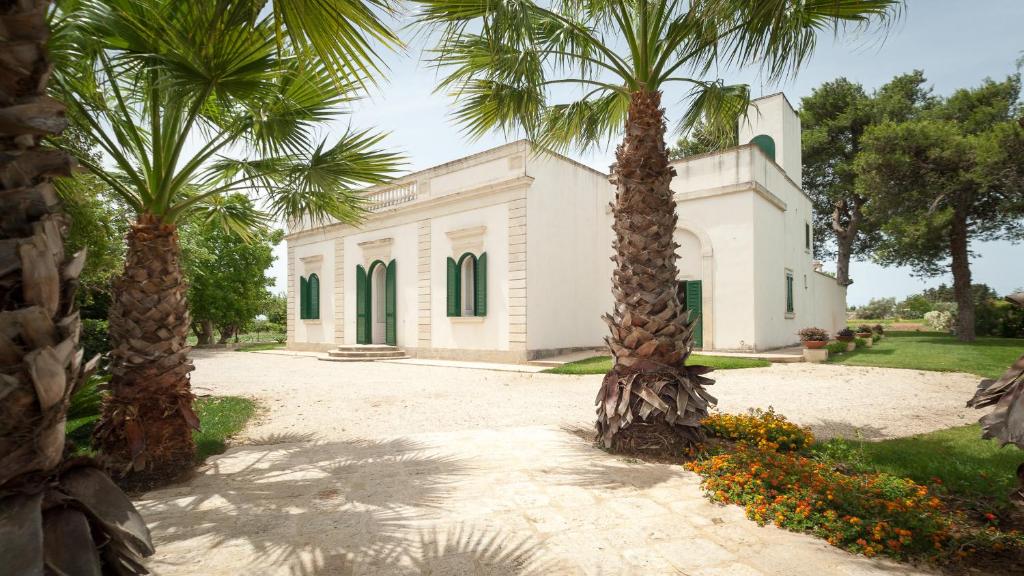 Ogród w obiekcie Villa Galluccio with swimming pool