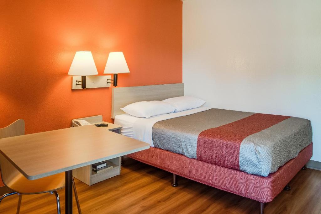 Postel nebo postele na pokoji v ubytování Motel 6-Kelso, WA - Mt. St. Helens