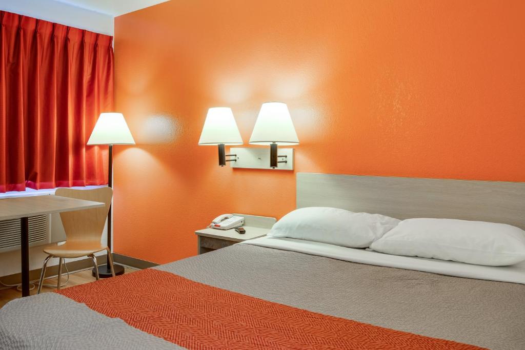 Postel nebo postele na pokoji v ubytování Motel 6-Kelso, WA - Mt. St. Helens