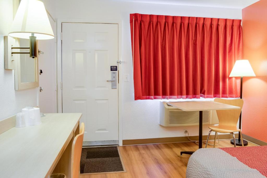 Postel nebo postele na pokoji v ubytování Motel 6-Kelso, WA - Mt. St. Helens