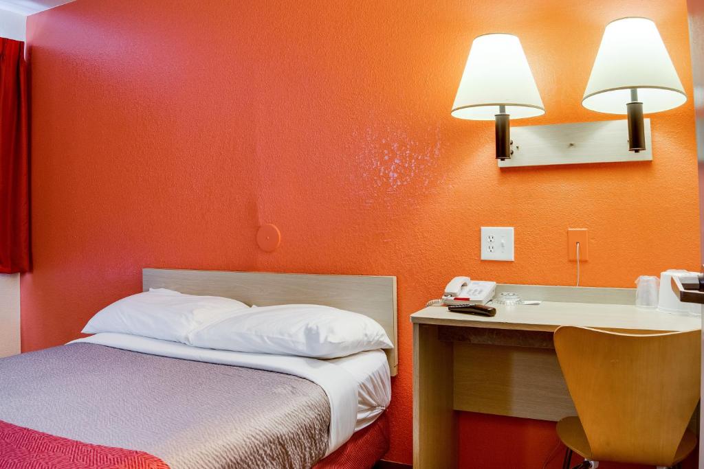 Postel nebo postele na pokoji v ubytování Motel 6-Kelso, WA - Mt. St. Helens