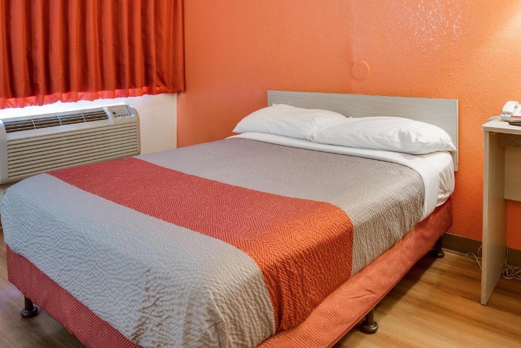 Postel nebo postele na pokoji v ubytování Motel 6-Kelso, WA - Mt. St. Helens