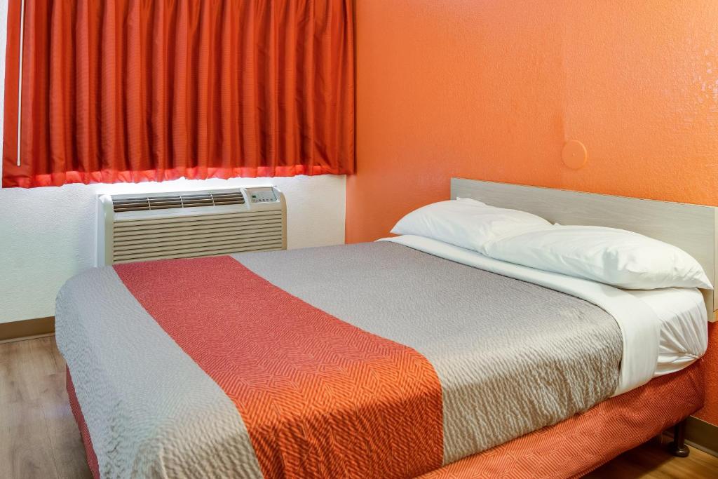 Postel nebo postele na pokoji v ubytování Motel 6-Kelso, WA - Mt. St. Helens