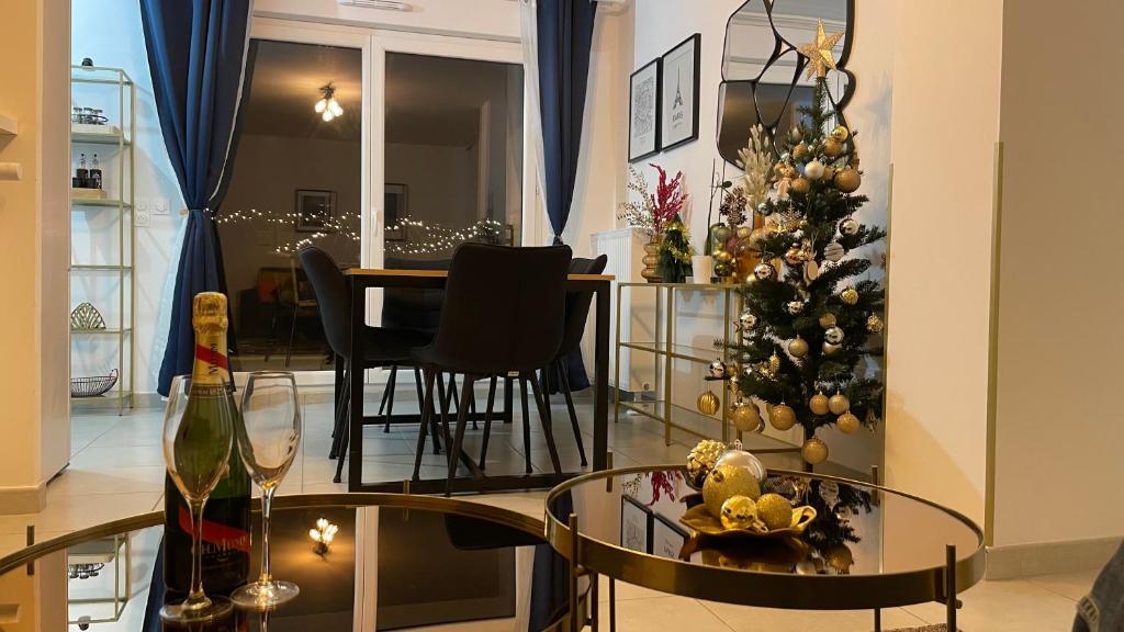 un salon avec un arbre de Noël et une table en verre dans l'établissement Disneyland-PARIS Sunshine - 6pers - Terrasse - vue sur Parc - 2Parkings, à Chessy
