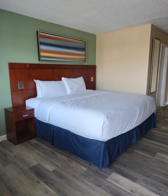 a large bed in a hotel room at Nashoba Valley Inn & Suites in Ayer