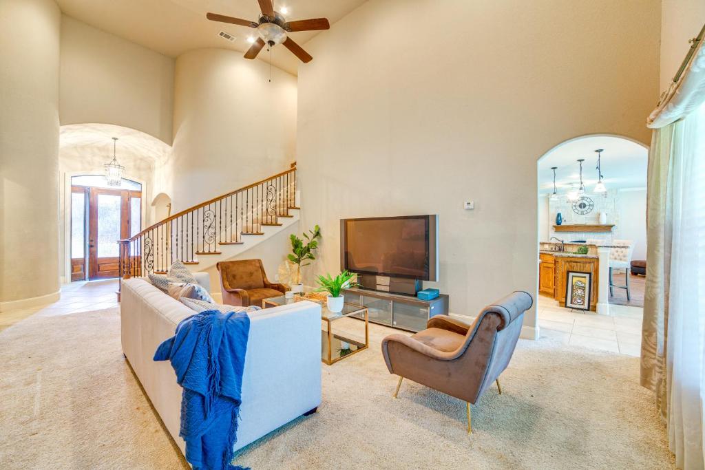 Un lugar para sentarse en Spacious Family Retreat with Yard in Sunnyvale