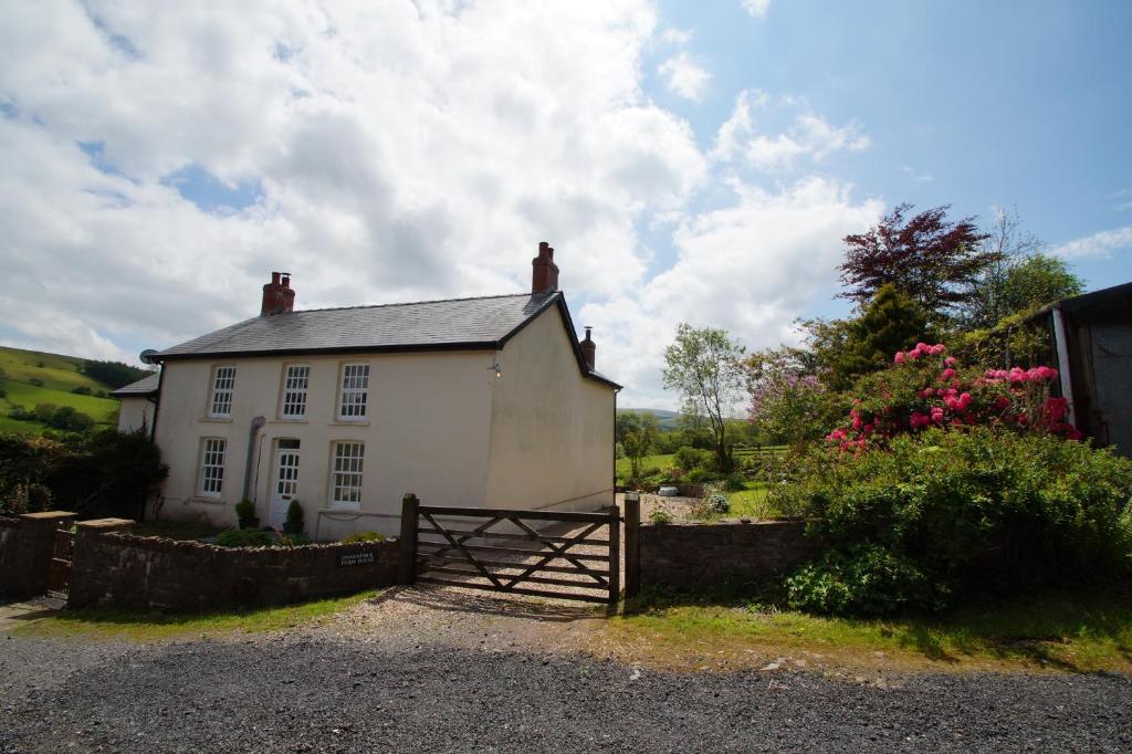 Gallery image of Onnen Fawr Farmhouse in Cray