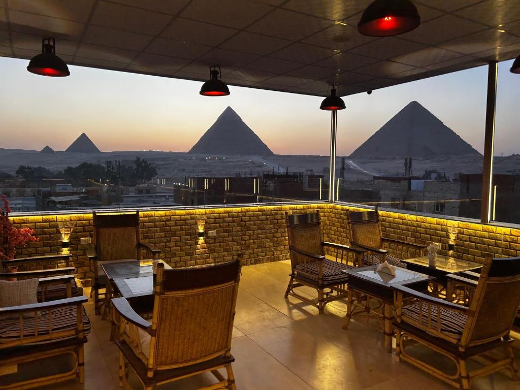 een restaurant met uitzicht op de piramides bij Nun Pyramids INN in Caïro