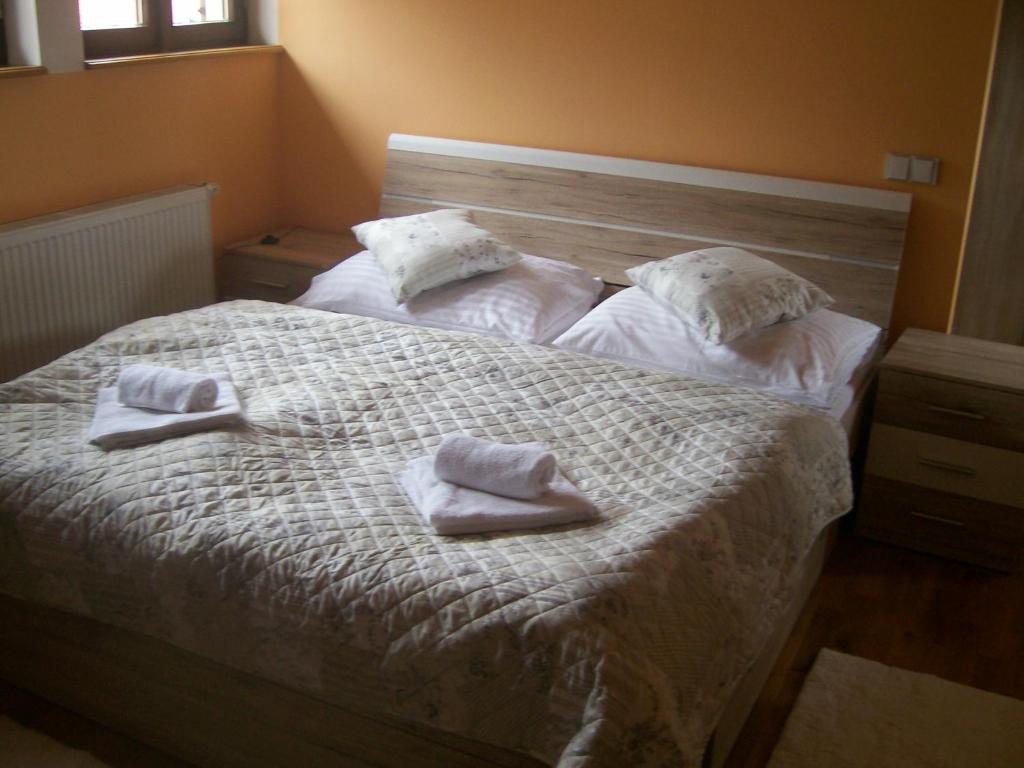- 2 serviettes et 2 oreillers sur un lit dans l'établissement Apartmány v Centru, à Třeboň