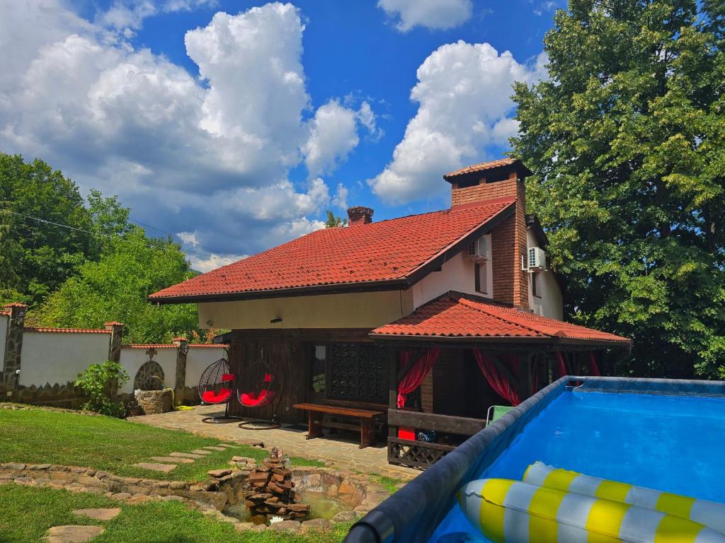 Swimmingpoolen hos eller tæt på Къща за гости Дядо Яни