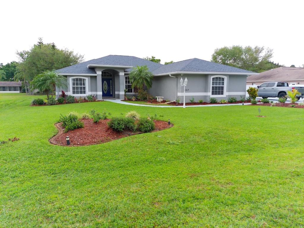 Aed väljaspool majutusasutust Villa Varona your private oasis