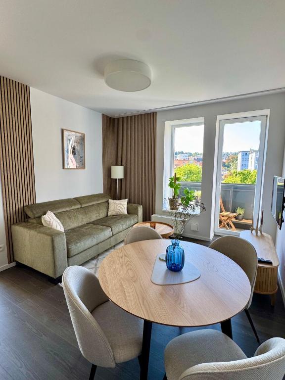 Ruang duduk di Cozy Apartment with Castle view