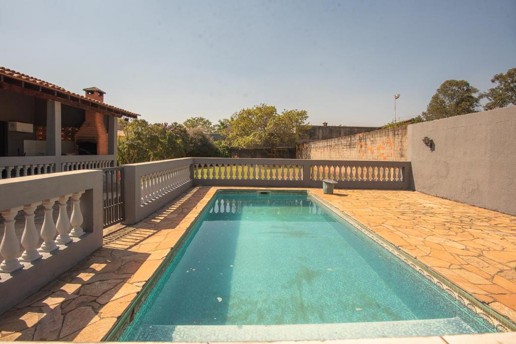 a swimming pool on the back of a house at Chacara Silveira lazer completo a 5 min do centro in Araçoiaba da Serra