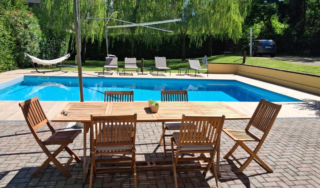 Πισίνα στο ή κοντά στο Holiday Home Villa Salici, pool & garden