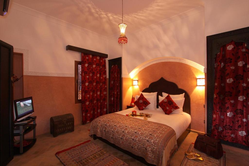 Postel nebo postele na pokoji v ubytování Riad Nesma Suites & Spa