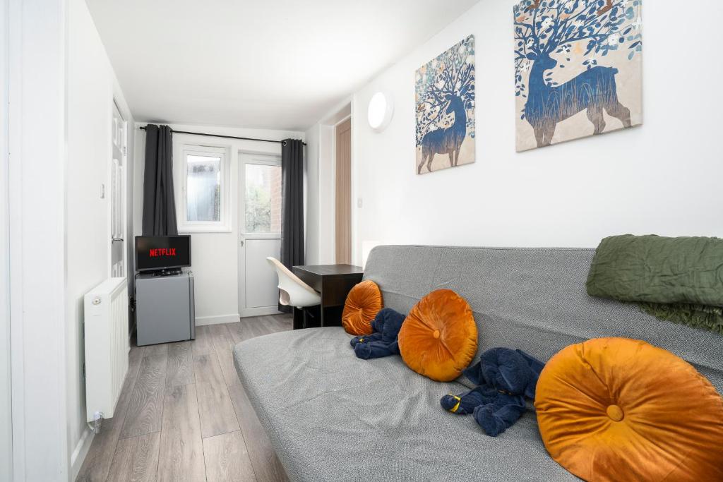 リンカーンにあるStudio in Lincolnのベッドルーム1室(青い枕のベッド1台付)