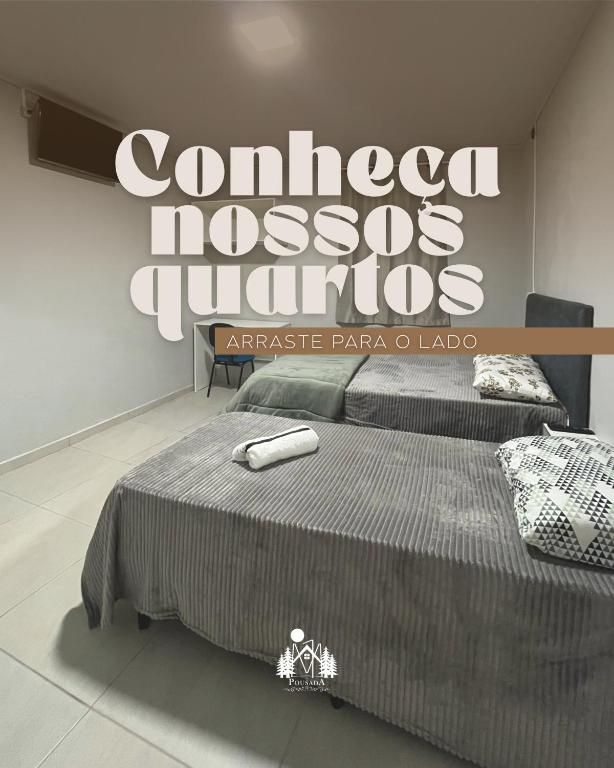 Un dormitorio con una cama y un cartel que dice virus del cáncer. en Pousada M1, en União da Vitória