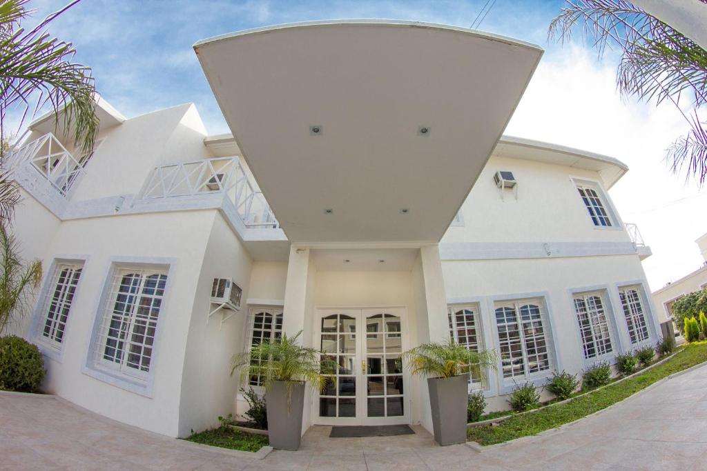 米娜克拉韋羅的住宿－卡薩布蘭卡酒店，一座棕榈树掩映的白色房子