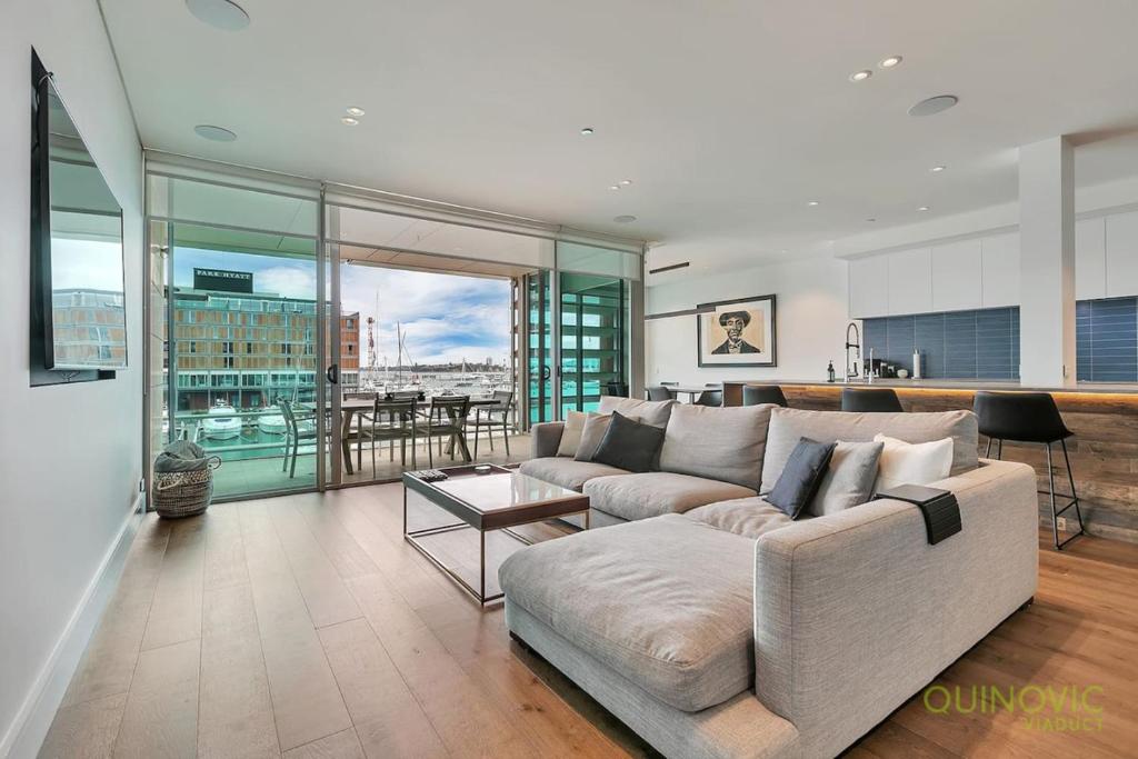 Posezení v ubytování QV Stays Pure Luxury on the Viaduct