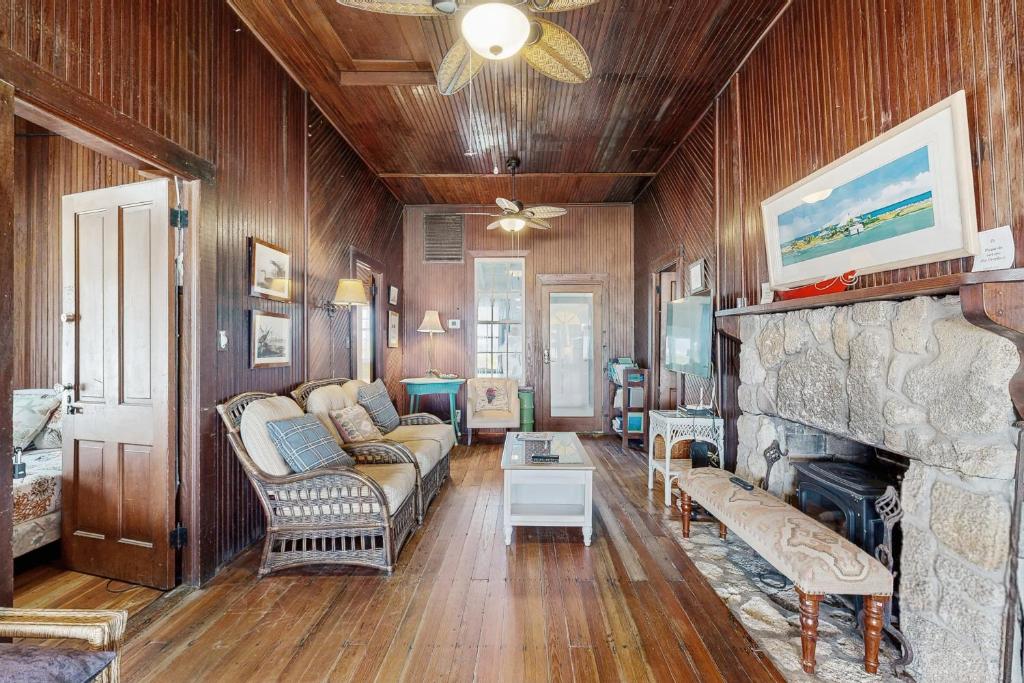 un soggiorno con divano e camino di Fabulous oceanfront home with ocean view, WiFi, washer/dryer, & central AC a Summer Haven