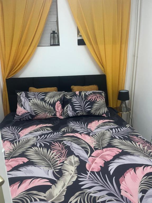 un lit avec une couette et des oreillers dessus dans l'établissement Zeravica apartmani, à Šid