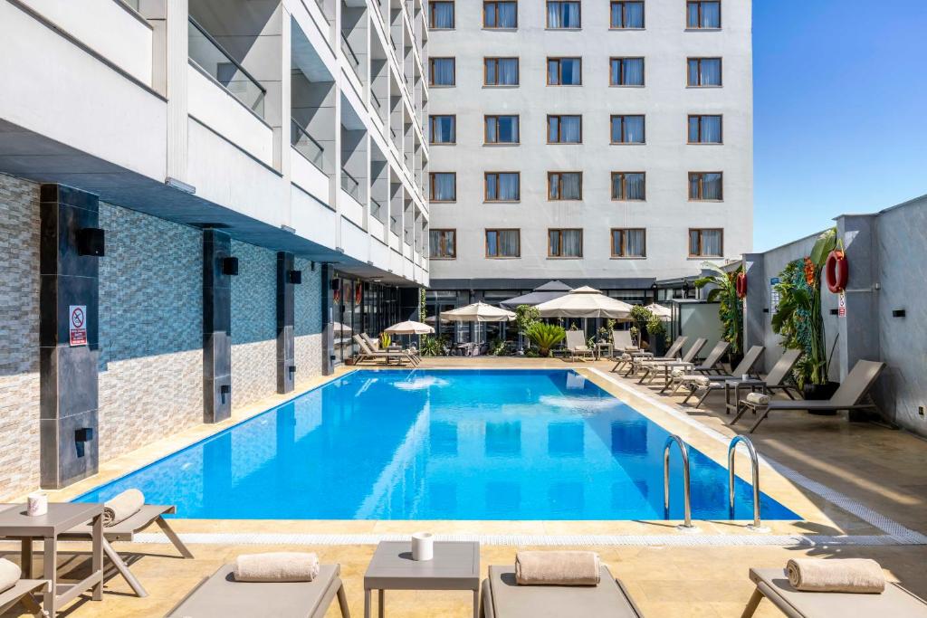 een zwembad voor een gebouw bij Ramada Plaza Sultanahmet By Wyndham in Istanbul
