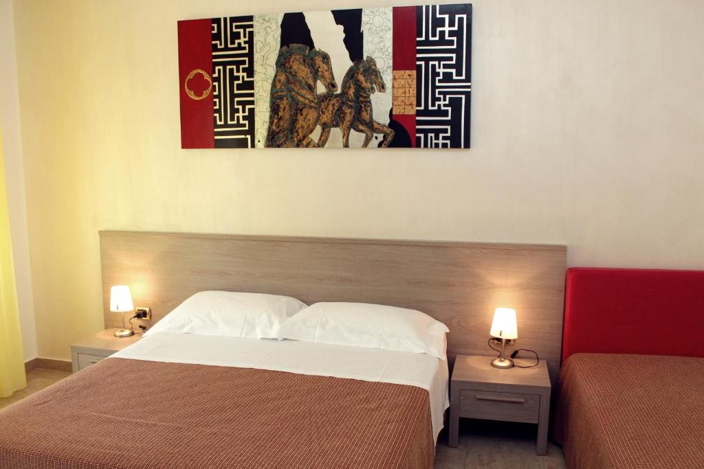 a bedroom with a bed and a painting on the wall at Suitedelmare in Gallipoli