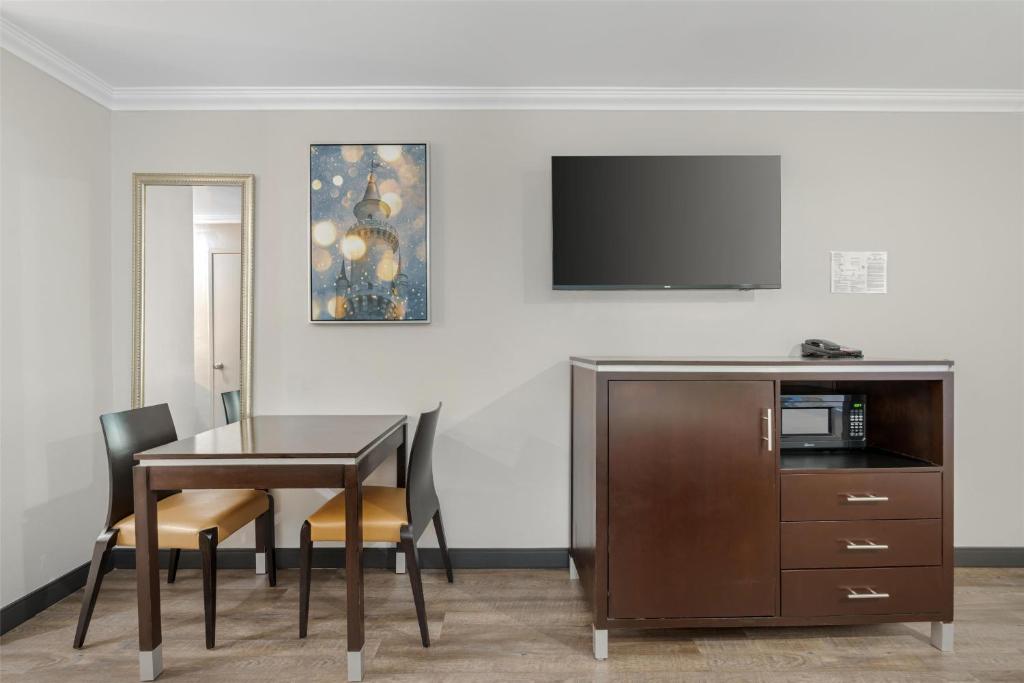 Best Western Courtesy Hotel - Anaheim Resort Amusement Park photo