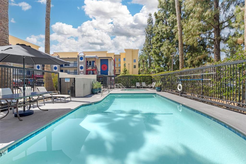Best Western Courtesy Hotel - Anaheim Resort Amusement Park photo