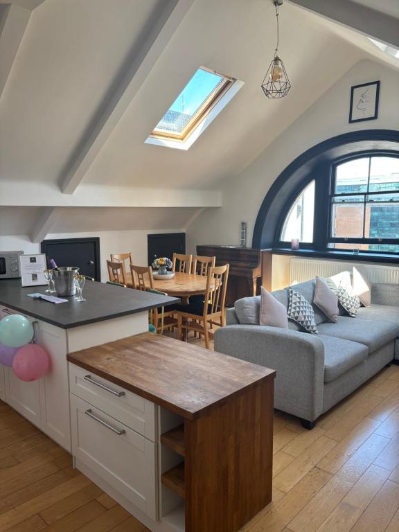 Et opholdsområde på 2 Bedroom City Centre Penthouse Loft Apartment