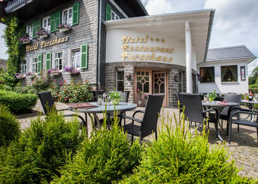 Hotel Forsthaus في وينتربرغ: مطعم فيه طاولات وكراسي امام مبنى
