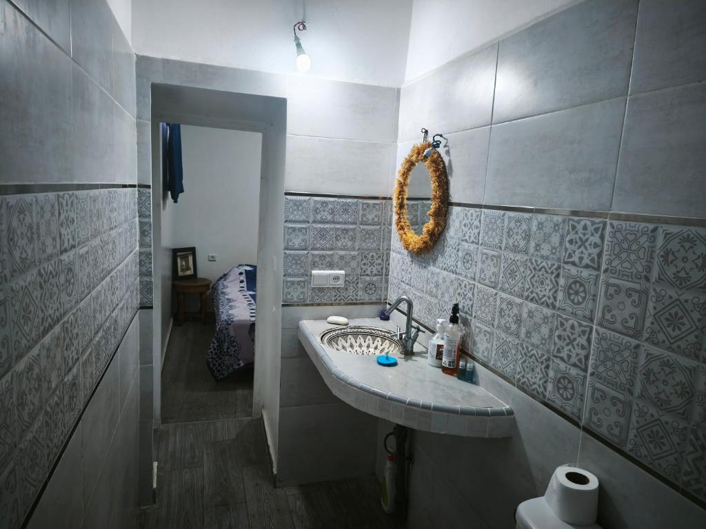 un bagno con lavandino e specchio di Dar fatima a Essaouira