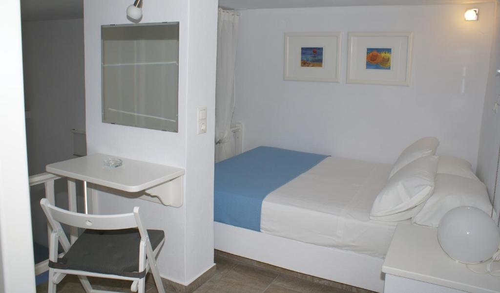 Postel nebo postele na pokoji v ubytování Petra & Fos Studios and Rooms