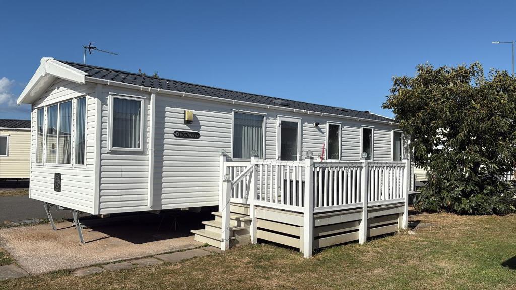 リルにあるLyons Robin Hood - 3 Bedroom Static Caravanの白い小屋