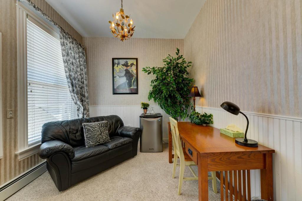 The St. Mary's Inn, Bed and Breakfast - Suite King
