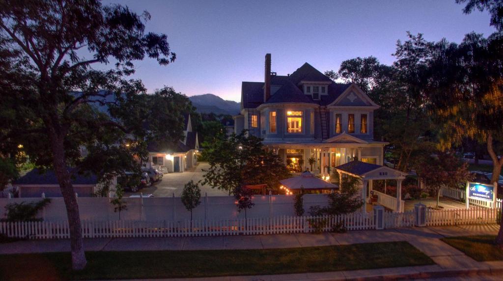 una casa grande con sus luces encendidas por la noche en The St. Mary's Inn, Bed and Breakfast, en Colorado Springs