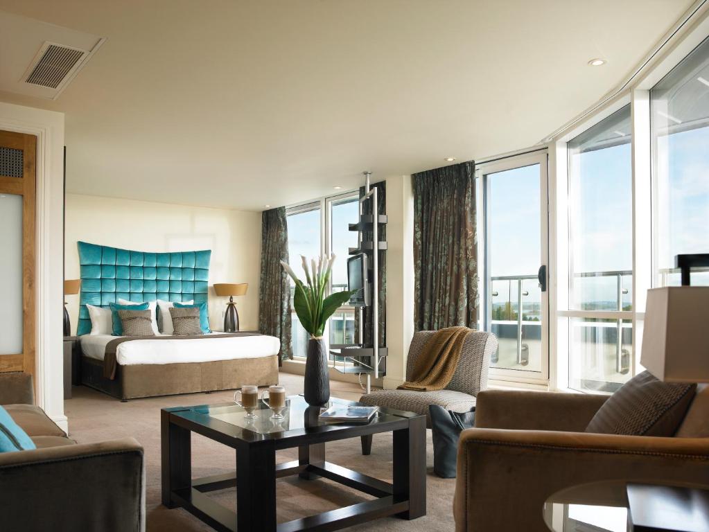 Uma área de estar em Hodson Bay Hotel
