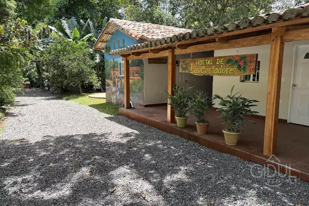 サンタ・アナにあるCozy Bedroom in a coffee farmn in Coatepeque Lakeの「奇跡を起こせ」と書かれた看板のある建物