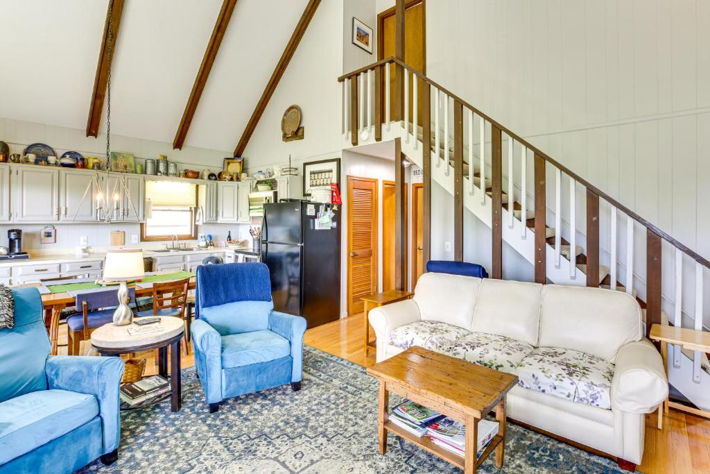 Χώρος καθιστικού στο Deck, Fire Pit, Games Family Escape Near Boone