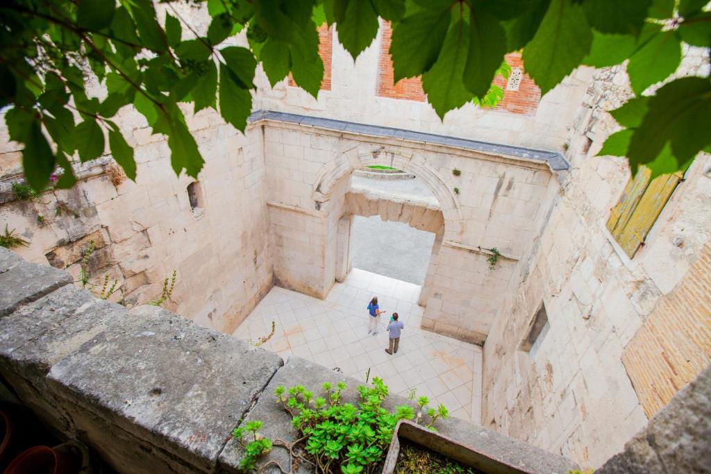 een uitzicht op de binnenkant van een gebouw bij Golden Gate Dream Rooms in Split