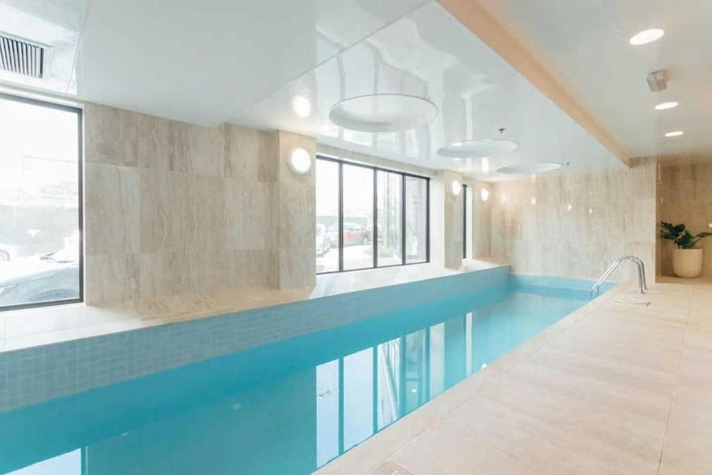 Spacious 2-Bedroom, 2-Bathroom Apartment in Epsom - Resim 4